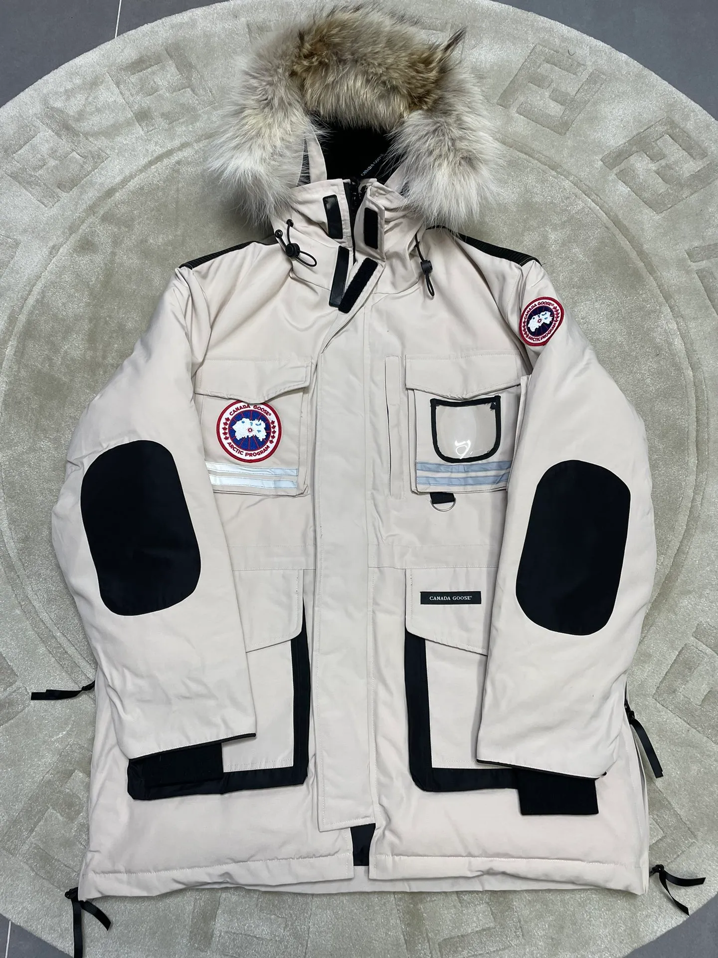 P1060 CANADA GOOES 🇨🇦ⒿⓅⓈ manufactures 10 models of snow curse men and women couples. Factory direct supply: supplying global purchasing agents, micro-business, entities, Tmall, high-end stalls and studio cooperation, free shipping! There are 10 types of Canada Goose Snow Mantra parkas for men and women, the Rolls-Royce of down jackets. ➖ Industry-leading anti-counterfeiting chip sensing. ➖ Imported Behringer embroidery machines and customized embroidery labels, the highest level and industry leading. ➖ Imported Korean 21-count polyester-cotton blended original fabric, TC85 waterproof coated fabric, water-repellent, windproof and wear-resistant. ➖ The new national standard 90 white duck down has an average down filling of 300 grams. The amount of down filling is industry-leading. ➖ 100% nylon lining with double double-layer sealing design to prevent velvet running, and seamless thread design on the cuffs! ➖ Yoshida YKK provides original factory-customized electroplated sliders. YKK two-way lockable zippers are tight and smooth and do not peel off paint. ➖ 3M composite Velcro is durable and the accessories and hardware are all custom-made. Note: Our copywriting is only simple and clear. Instead of bragging about the copywriting, it is better to compare and understand with samples. Only for the purest goose, the most dedicated, the most professional, the highest quality, the highest cost performance! SIZE:XS-XXL [with size chart]